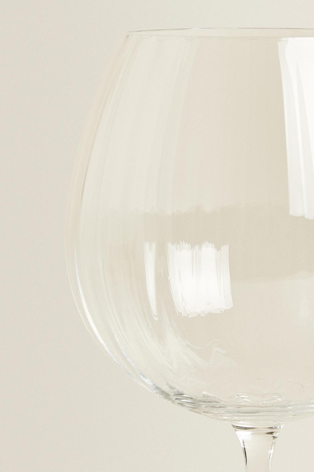 Бокал для вина с поднятым кристаллическим узором