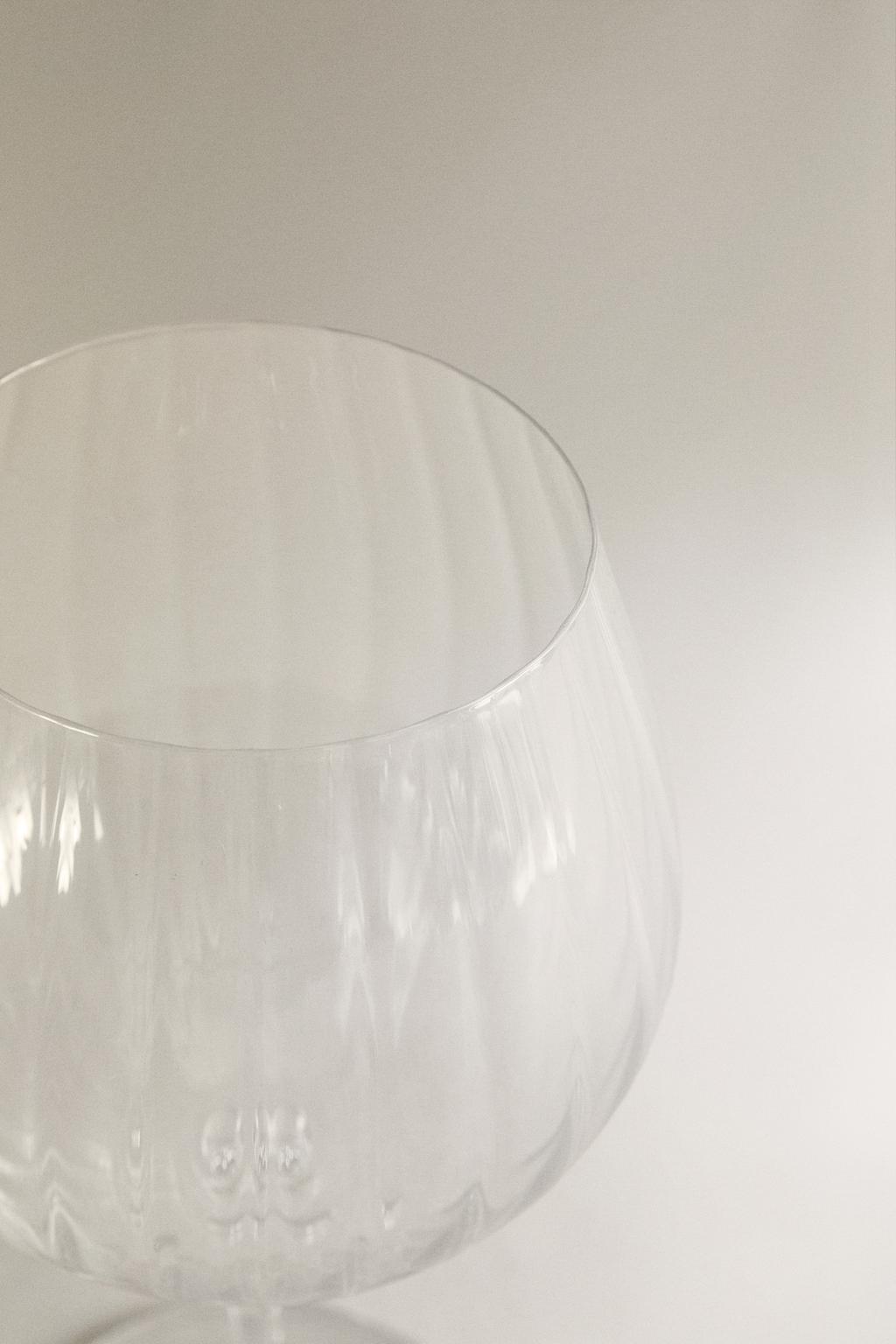 Бокал для вина с поднятым кристаллическим узором