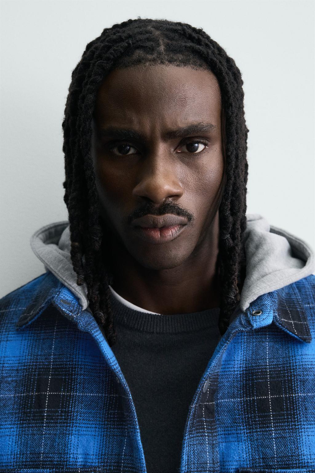 КУРТКА-РУБАШКА В КЛЕТКУ С КОНТРАСТНЫМ КАПЮШОНОМ