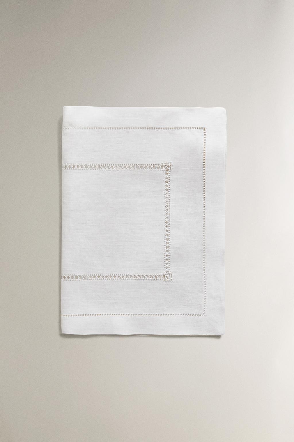 Салфетка из льна с вышивкой гладью