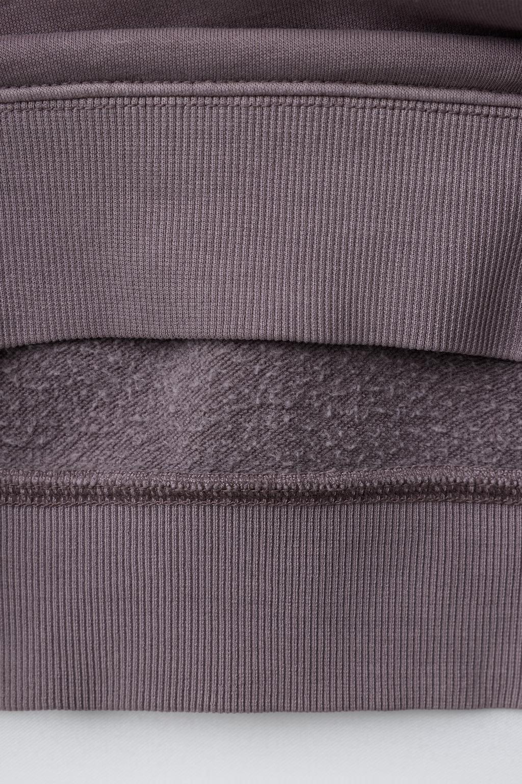 ТОЛСТОВКА ИЗ ТКАНИ С ЭФФЕКТОМ ПОТЕРТОСТИ С НАДПИСЬЮ