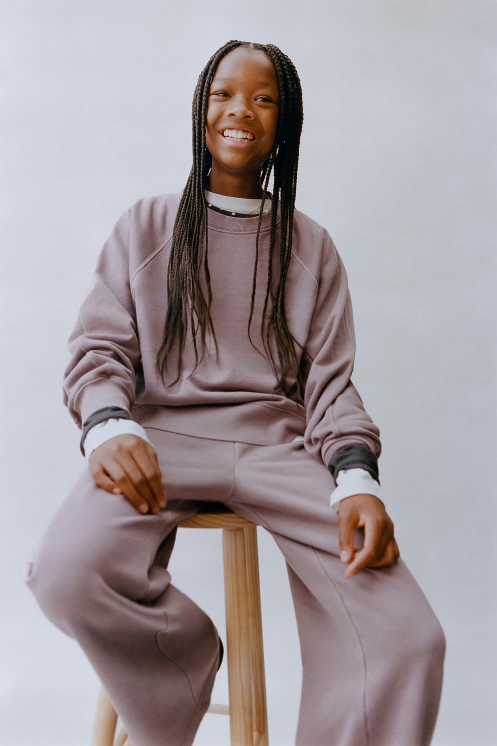 ТОЛСТОВКА ИЗ ТКАНИ С ЭФФЕКТОМ ПОТЕРТОСТИ С НАДПИСЬЮ