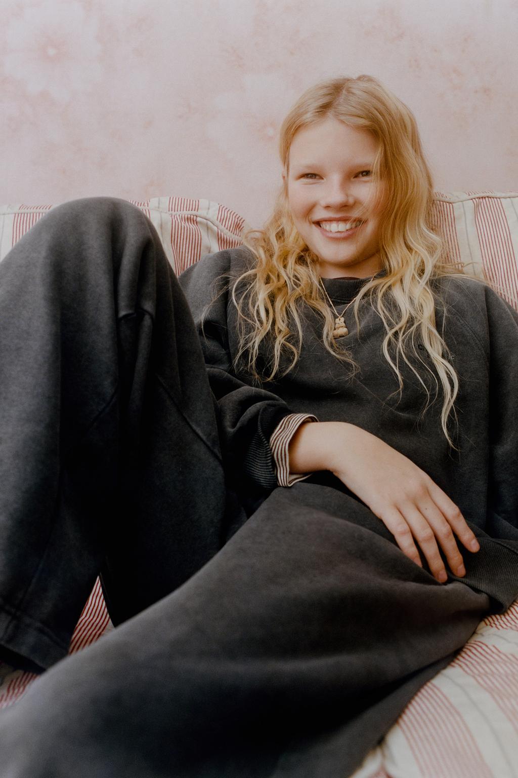 ТОЛСТОВКА ИЗ ТКАНИ С ЭФФЕКТОМ ПОТЕРТОСТИ С НАДПИСЬЮ