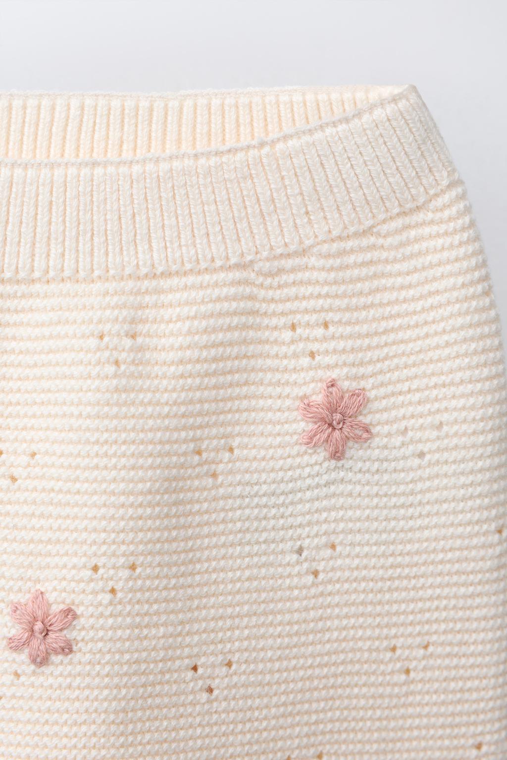 ТРИКОТАЖНЫЕ БРЮКИ С ВЫШИТЫМИ ЦВЕТАМИ