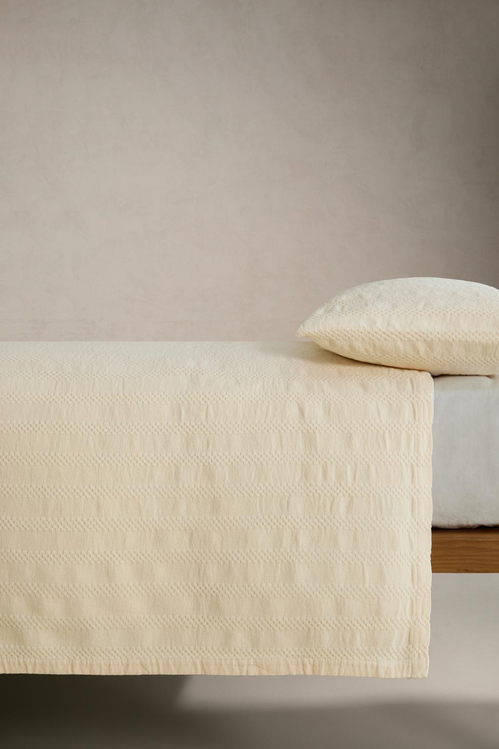 Детское покрывало в полоску с текстурой