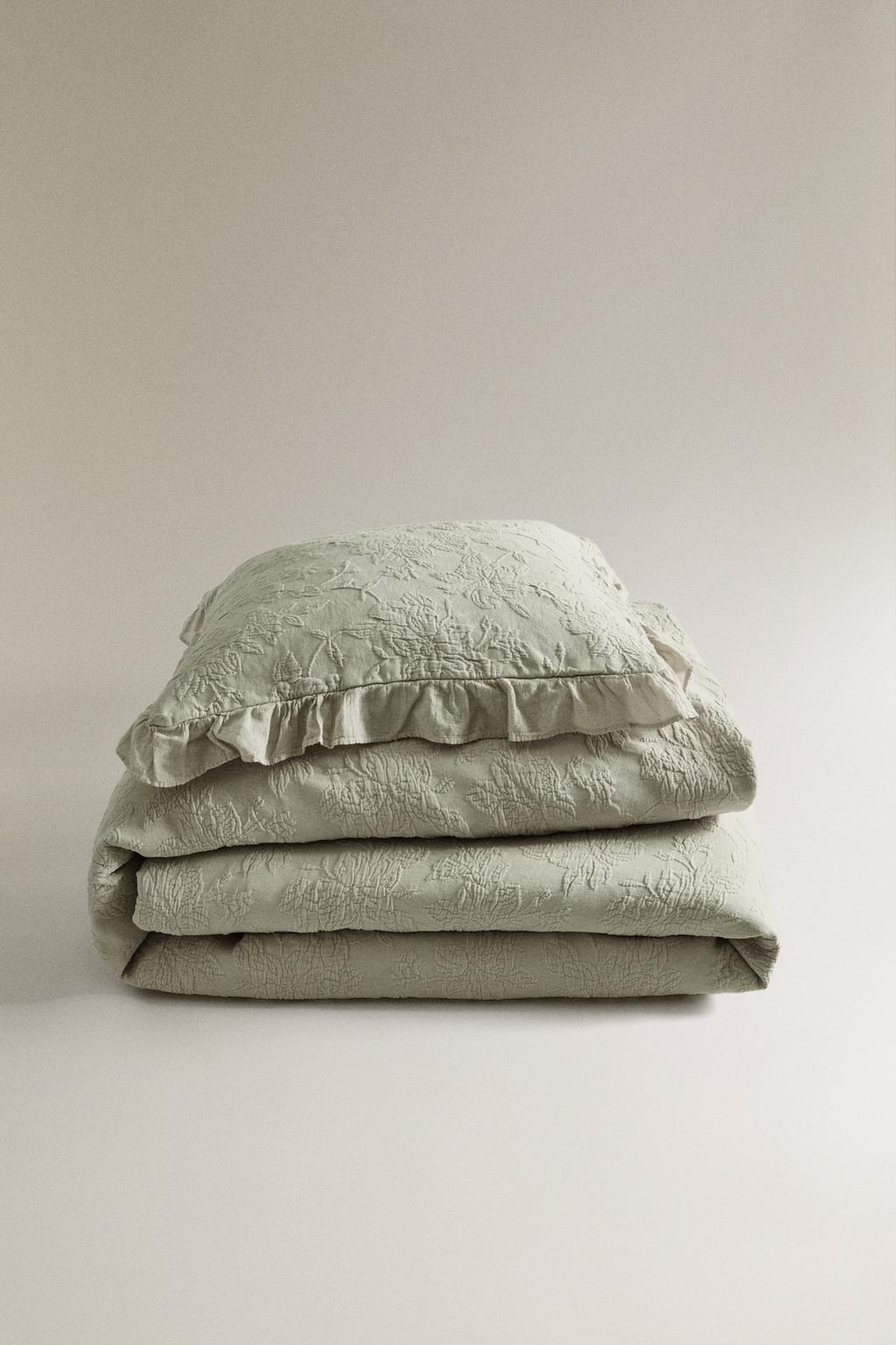 Покрывало из жаккарда с оборками