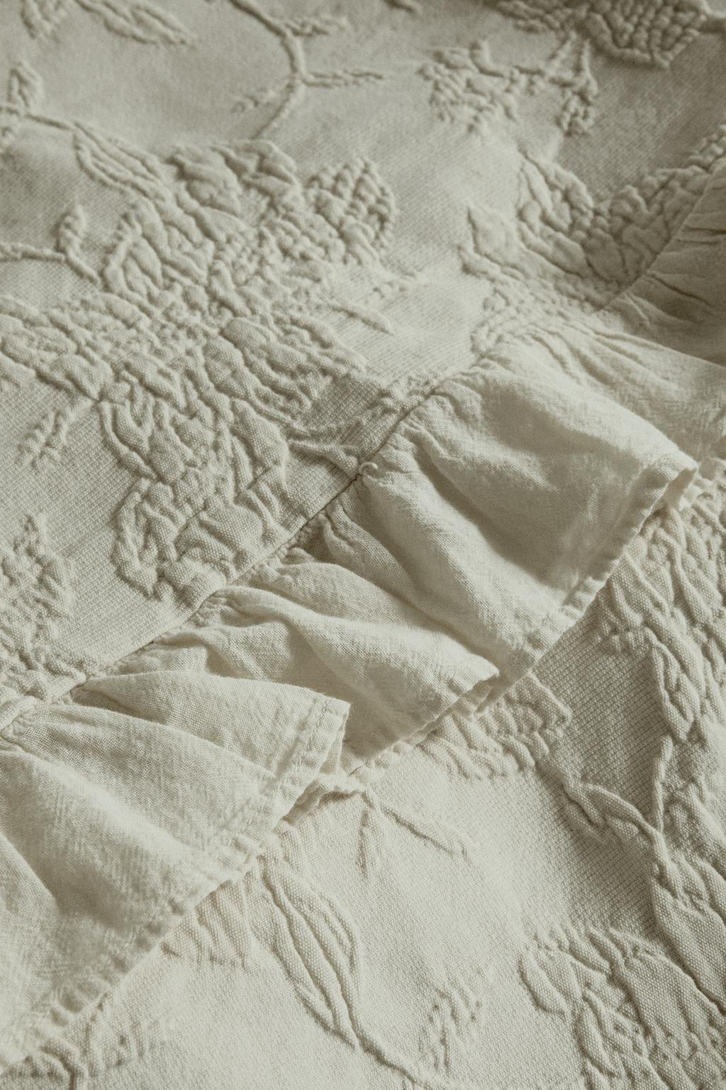 Покрывало из жаккарда с оборками