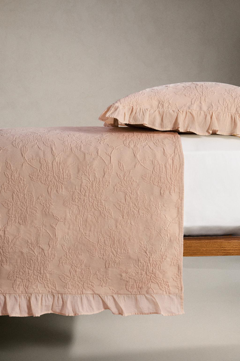 Покрывало из джаккарда с оборками