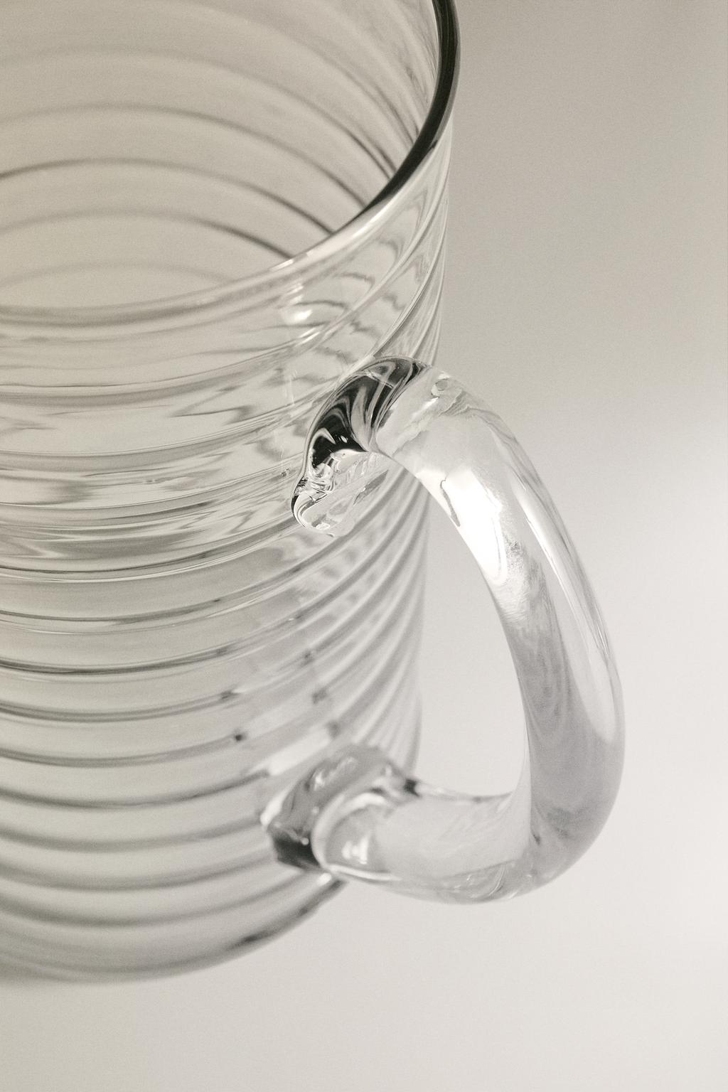 Стеклянная кувшин с поднятыми линиями