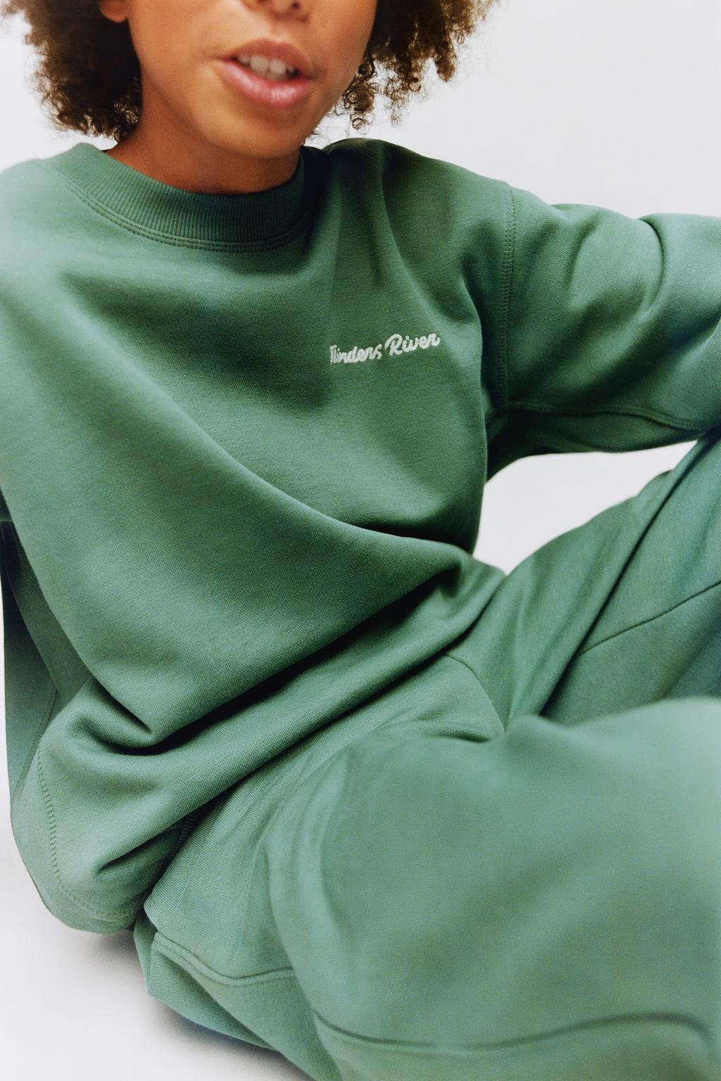 КОМПЛЕКТ ИЗ ТОЛСТОВКИ И ДЖОГГЕРОВ С ТЕКСТОВОЙ ВЫШИВКОЙ