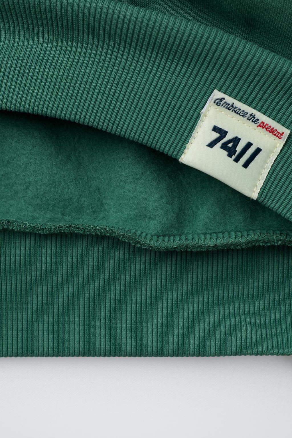 КОМПЛЕКТ ИЗ ТОЛСТОВКИ И ДЖОГГЕРОВ С ТЕКСТОВОЙ ВЫШИВКОЙ