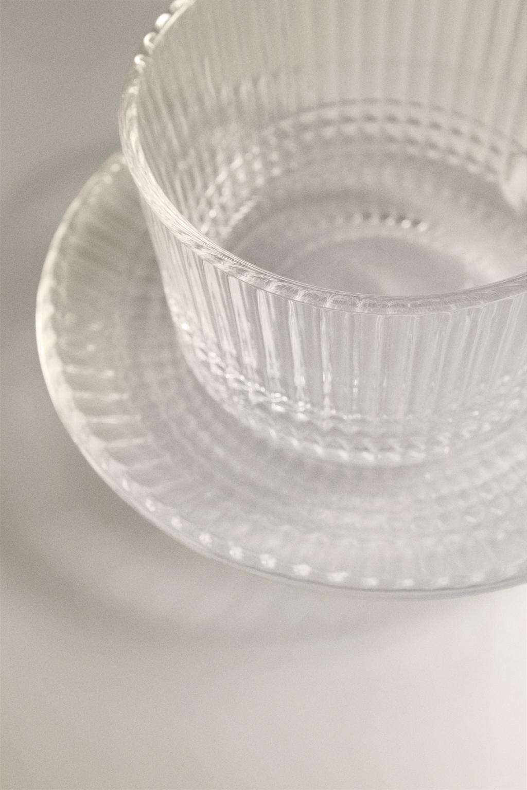 Стеклянная чашка с рельефным геометрическим узором