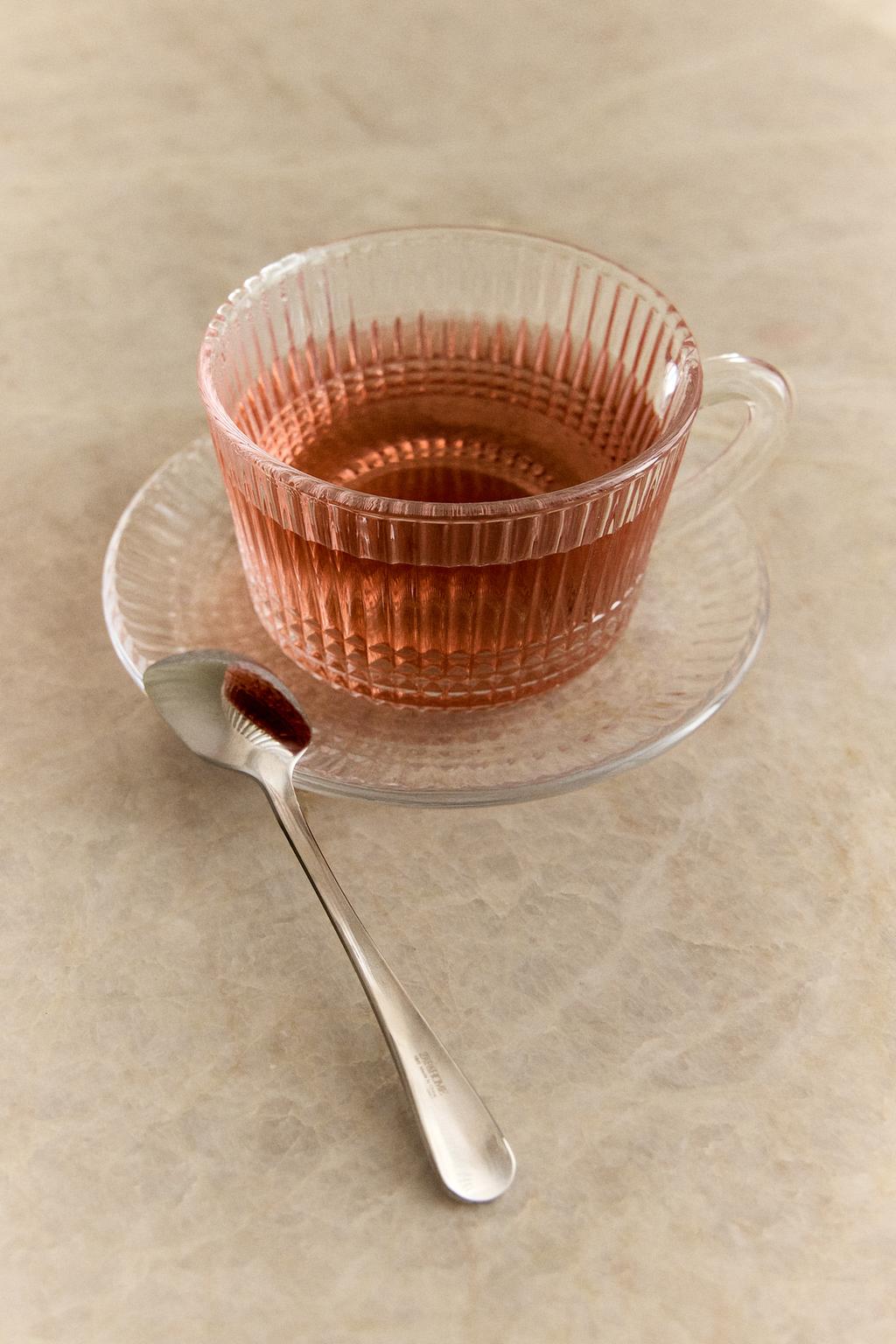 Стеклянная чашка с рельефным геометрическим узором