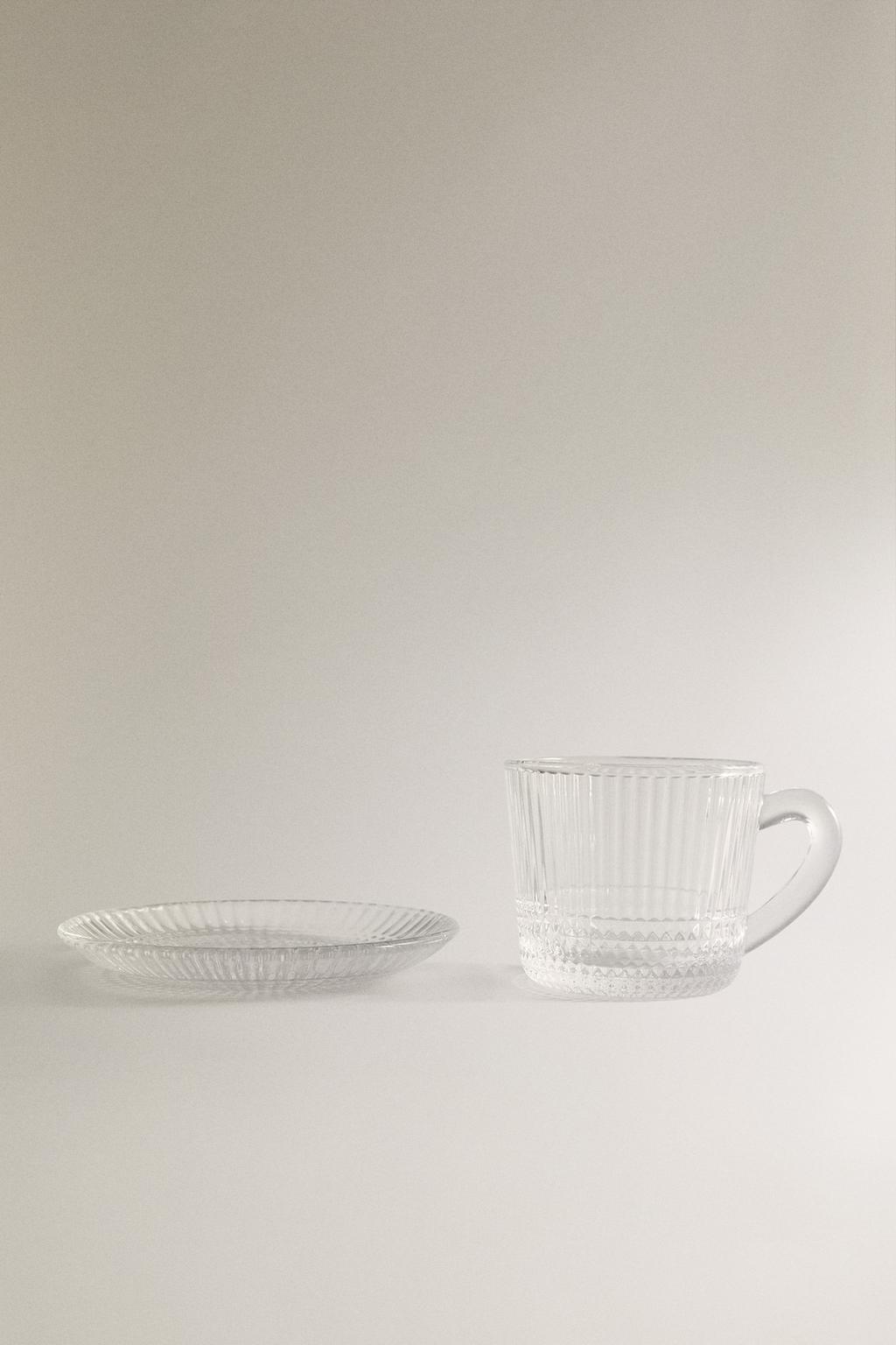 Стеклянная чашка для кофе с блюдцем и выпуклым геометрическим дизайном