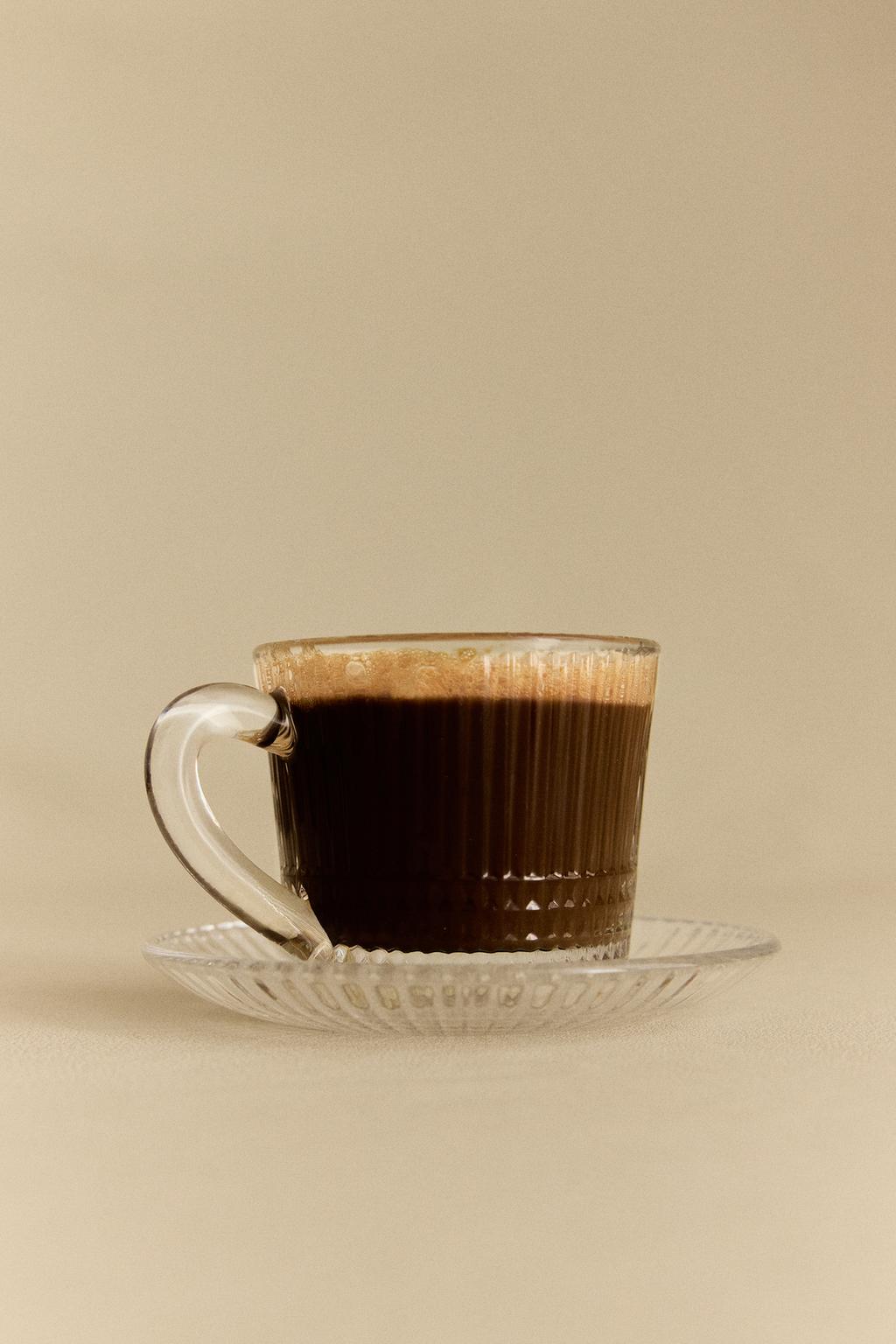 Стеклянная чашка для кофе с блюдцем и выпуклым геометрическим дизайном
