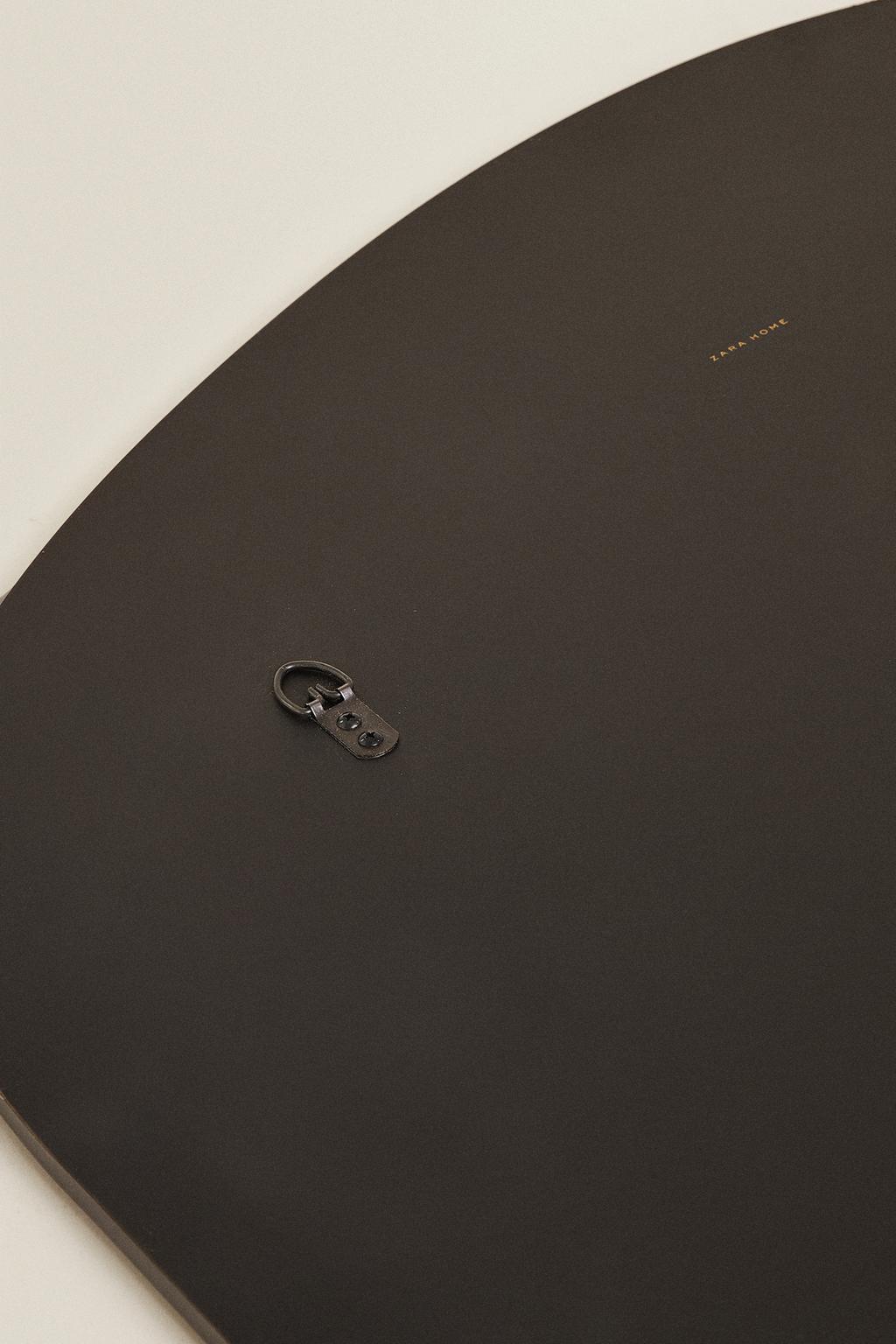 Большое асимметричное настенное зеркало