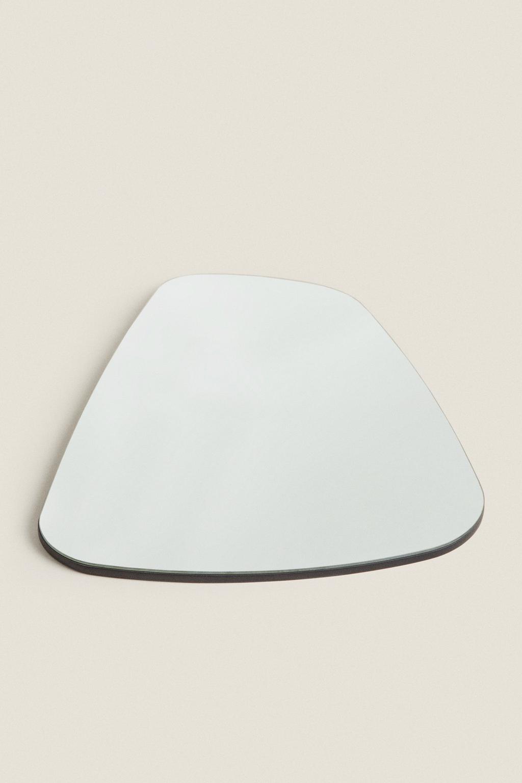 Зеркало настенное неправильной формы с черной рамой