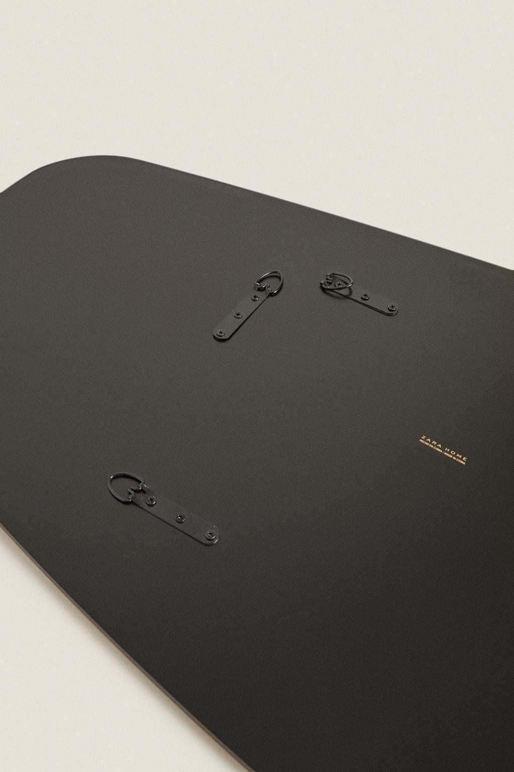 Зеркало настенное неправильной формы с черной рамой