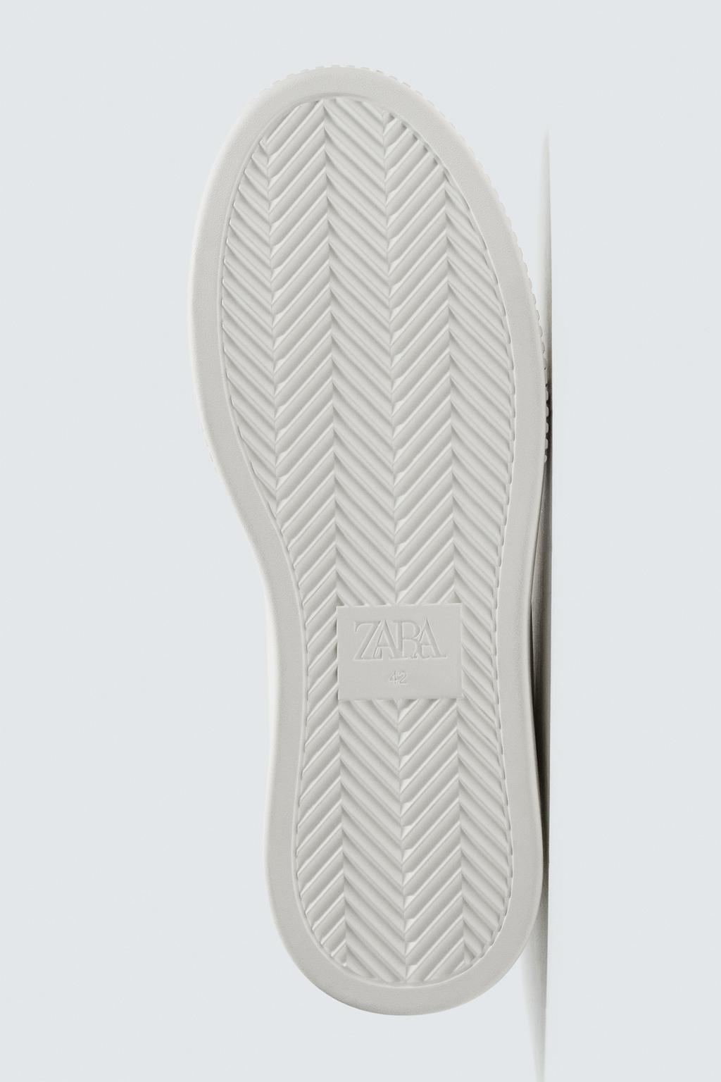 ОДНОТОННЫЕ КРОССОВКИ НА ОБЪЕМНОЙ ПОДОШВЕ