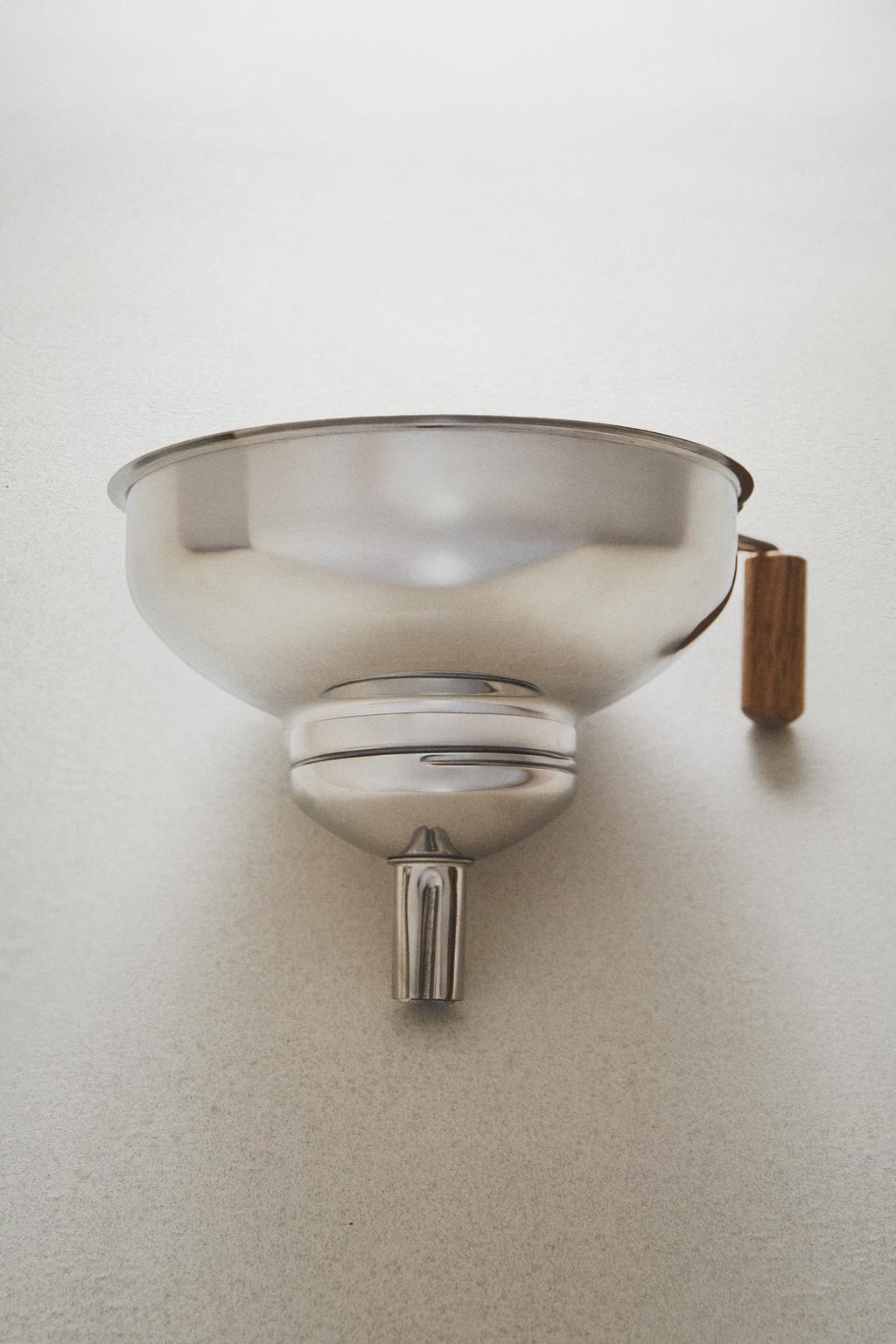 Кухонный воронко с деревянной ручкой