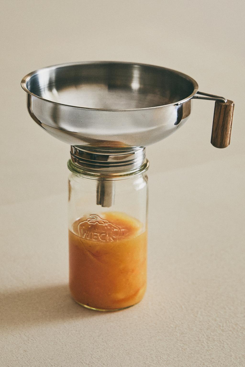 Кухонный воронко с деревянной ручкой