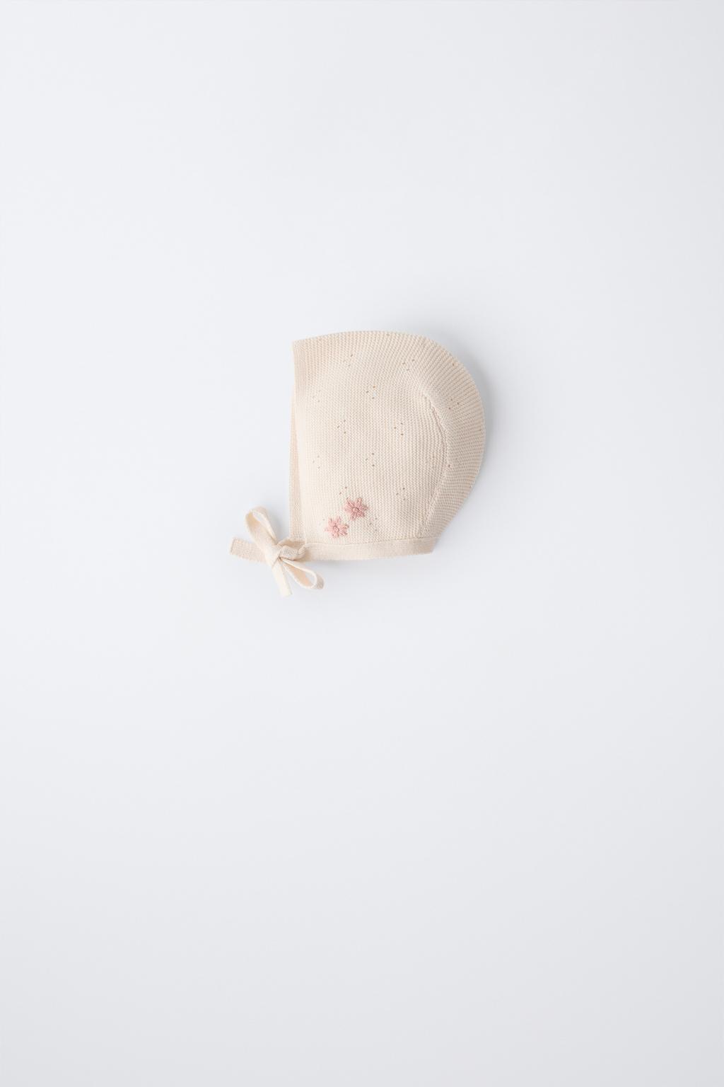 ТРИКОТАЖНЫЙ ЧЕПЧИК С ВЫШИТЫМИ КОНТРАСТНЫМИ ЦВЕТАМИ