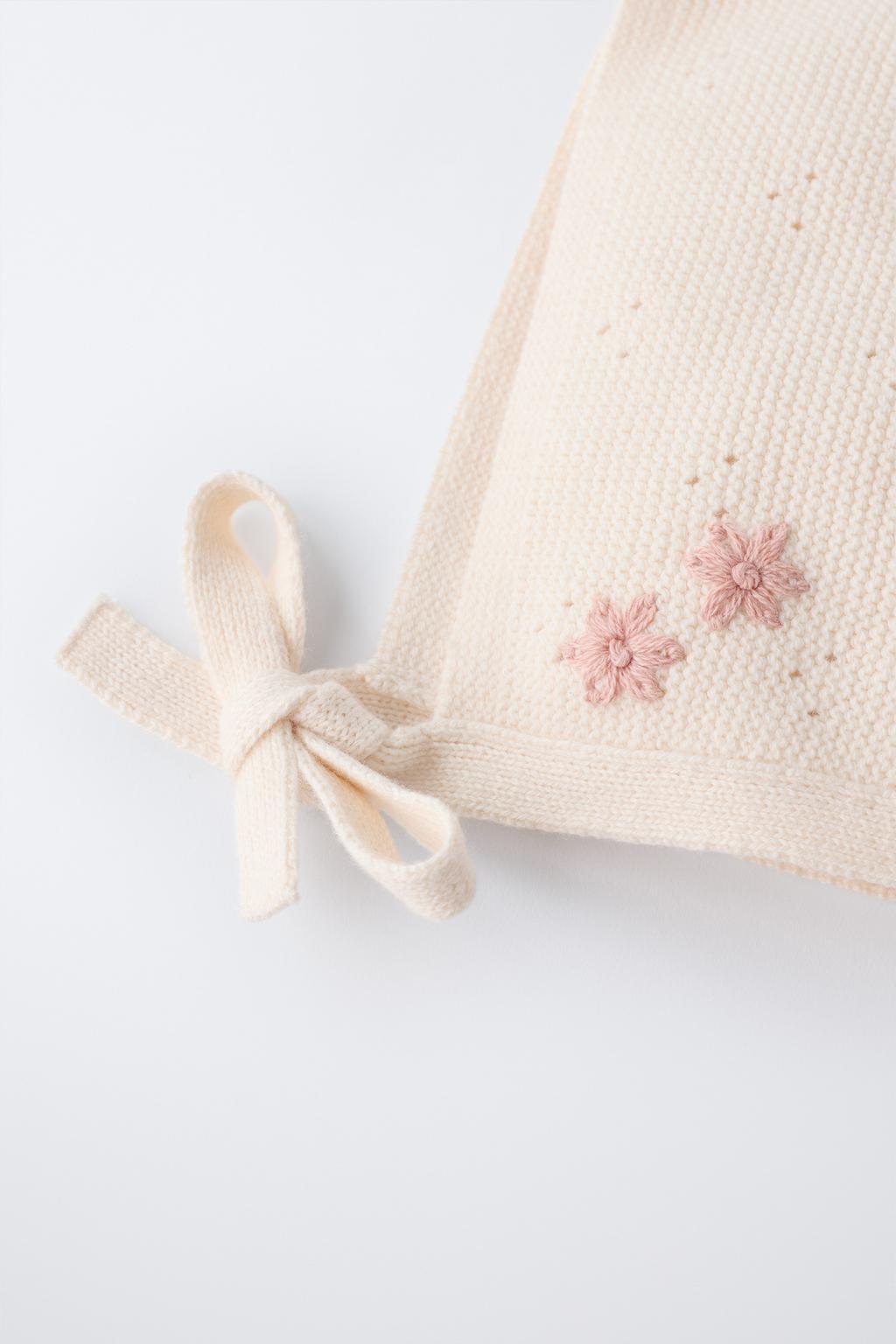 ТРИКОТАЖНЫЙ ЧЕПЧИК С ВЫШИТЫМИ КОНТРАСТНЫМИ ЦВЕТАМИ