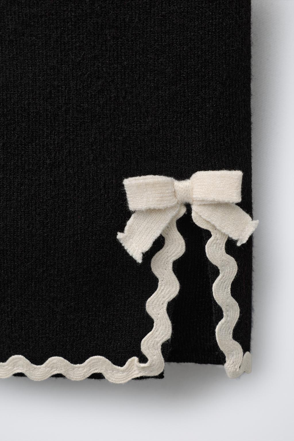 БРЮКИ С КОНТРАСТНЫМ ВОЛНИСТЫМ КРАЕМ