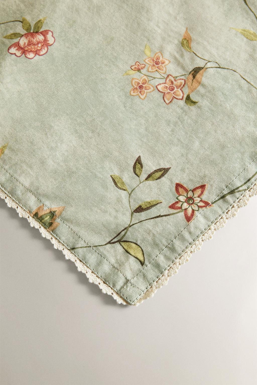 Скатерть с цветочным принтом и кружевным обрезом