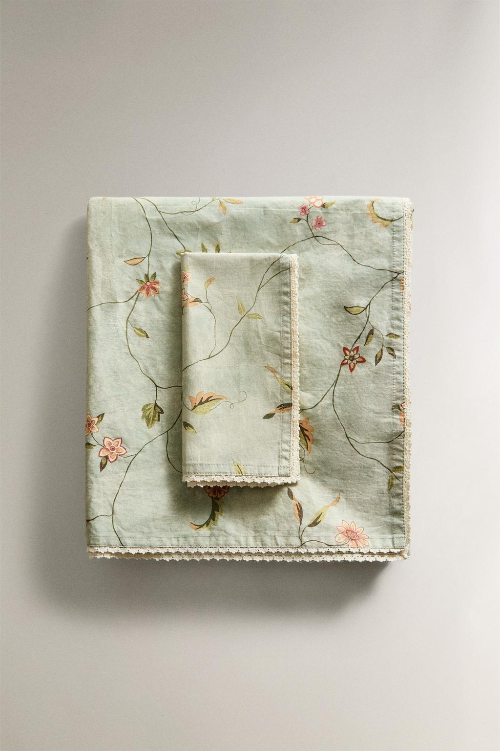 Скатерть с цветочным принтом и кружевным обрезом