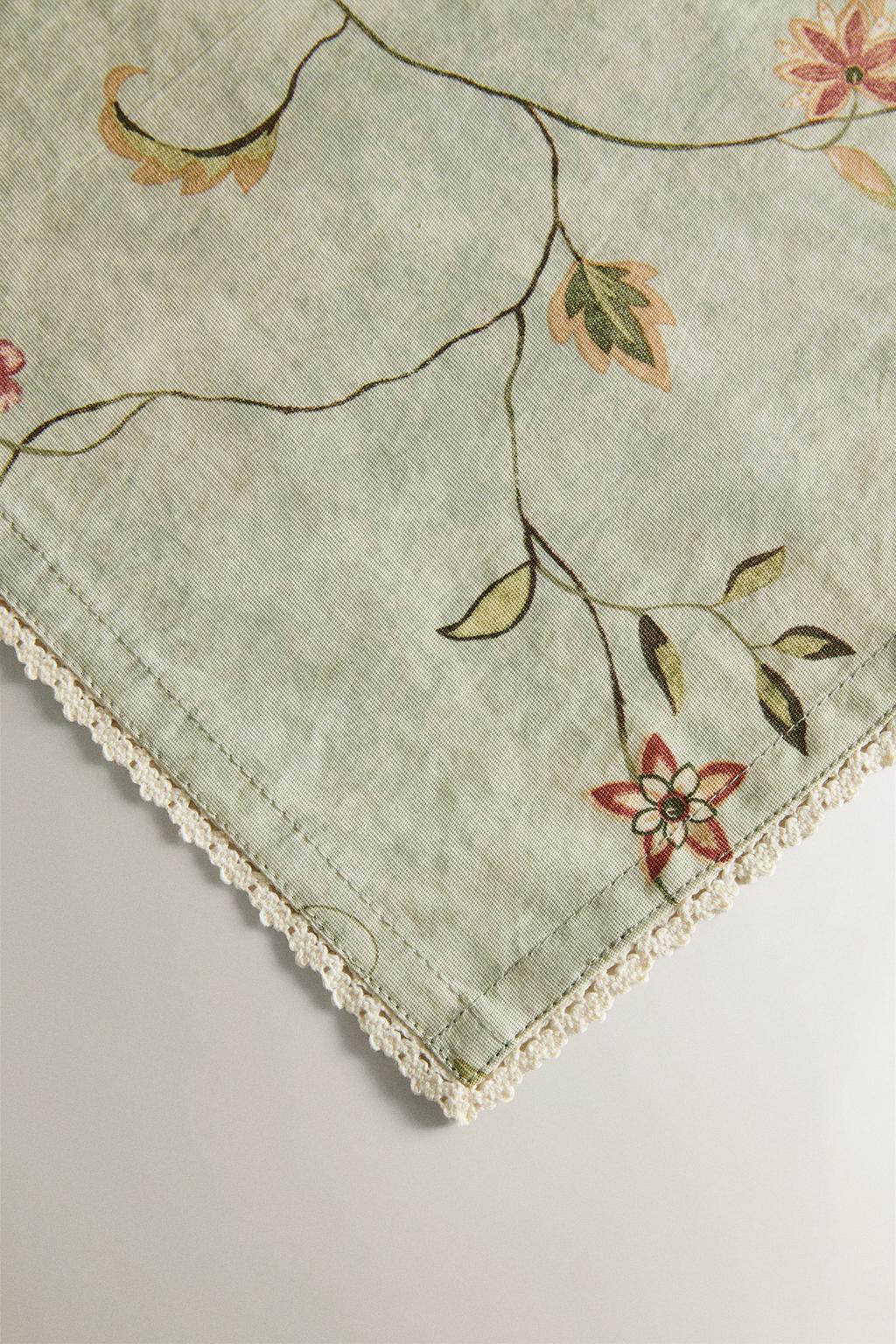 Текстильный бегунок для стола с цветочным принтом и кружевным краем