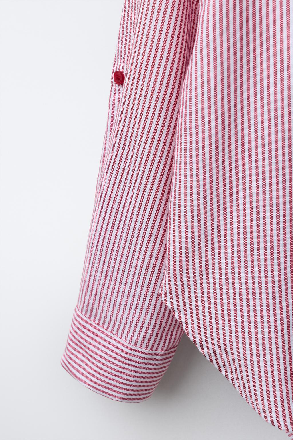 Рубашка в полоску с контрастной планкой на воротнике. футболка в упаковке