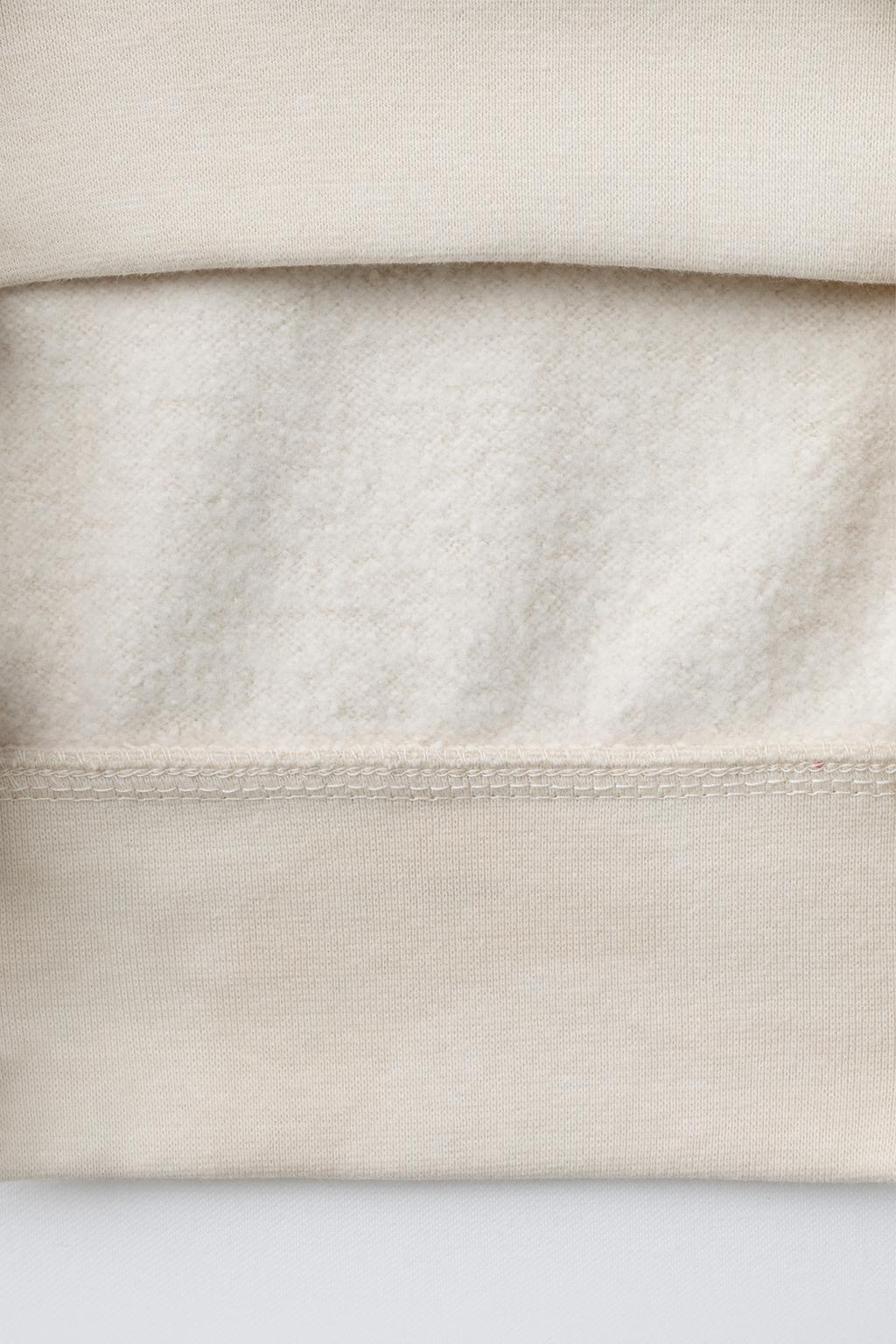 БАЗОВАЯ ТОЛСТОВКА С НАДПИСЬЮ И НАШИВКОЙ