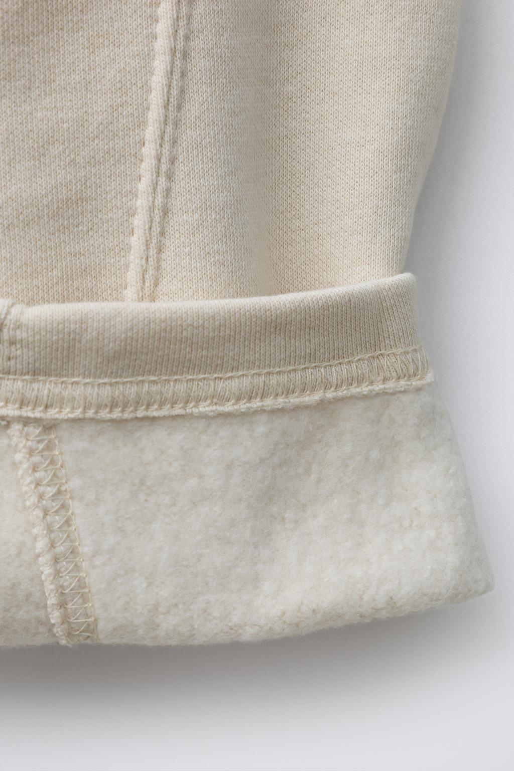 БРЮКИ BARREL ИЗ МЯГКОЙ ТКАНИ С НАШИВКОЙ