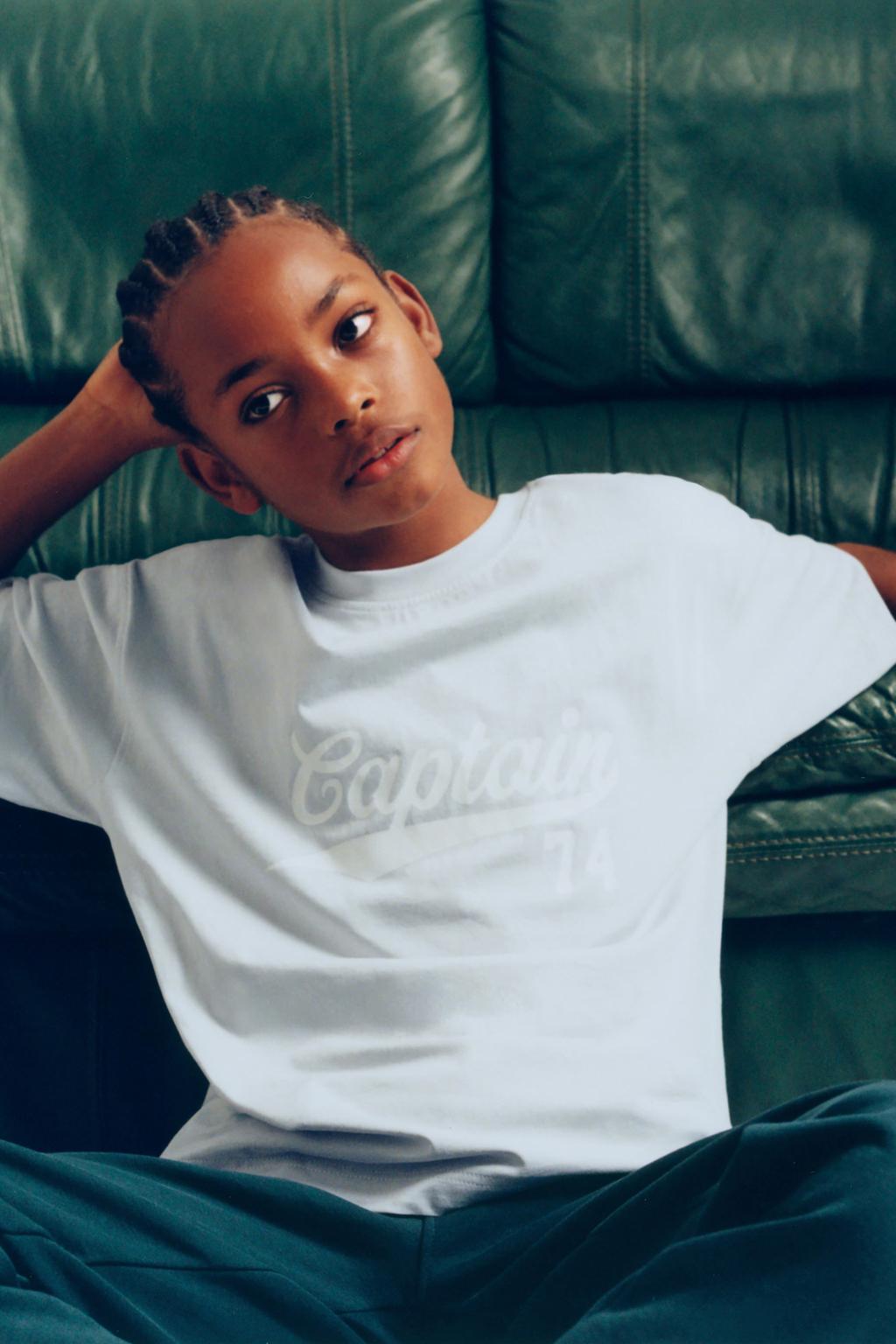 ФУТБОЛКА JOGGING С НАДПИСЬЮ И ЭТИКЕТКОЙ