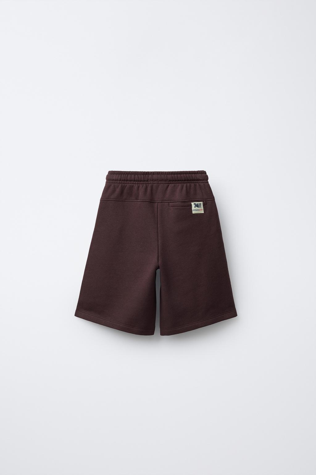 КОМПЛЕКТ ИЗ ФУТБОЛКИ И ШОРТОВ-БЕРМУДОВ С ВЫШИВКОЙ