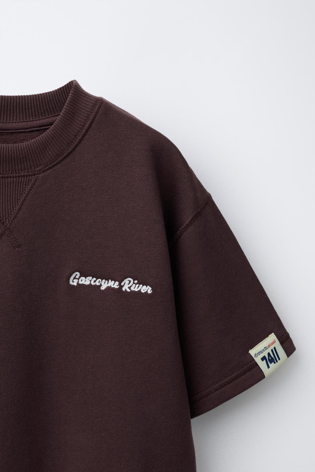 КОМПЛЕКТ ИЗ ФУТБОЛКИ И ШОРТОВ-БЕРМУДОВ С ВЫШИВКОЙ