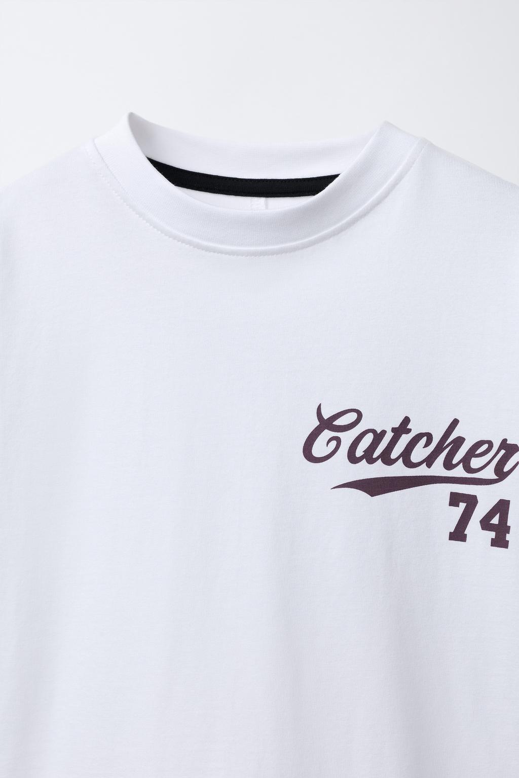 ФУТБОЛКА С НАШИВКОЙ И ТЕКСТОВЫМ ПРИНТОМ