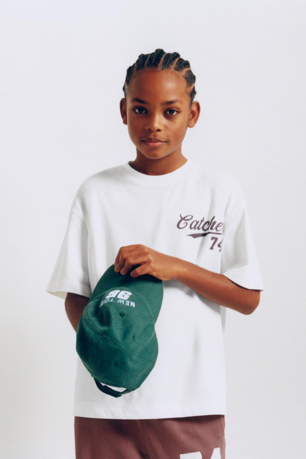 ФУТБОЛКА С НАШИВКОЙ И ТЕКСТОВЫМ ПРИНТОМ