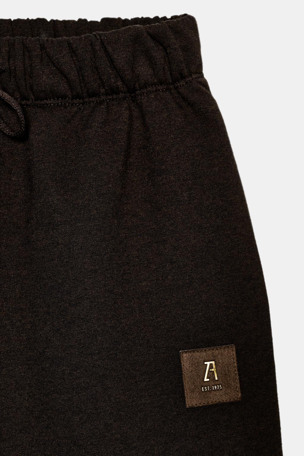 БРЮКИ ИЗ МЯГКОЙ ТКАНИ С НАШИВКОЙ