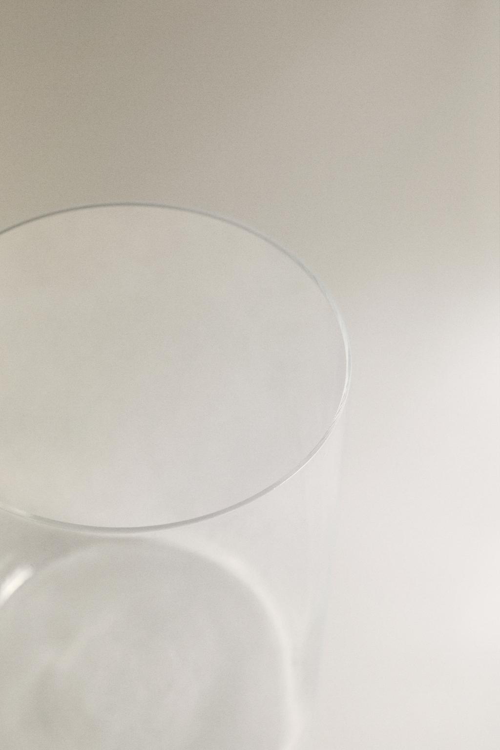 Прозрачный стакан прямоугольной формы