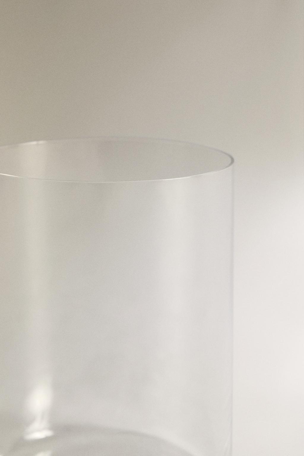 Прозрачный стакан прямоугольной формы