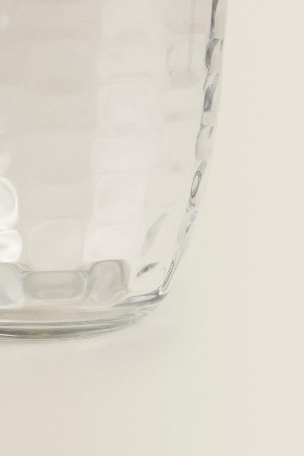 Стакан с рельефным узором квадрата