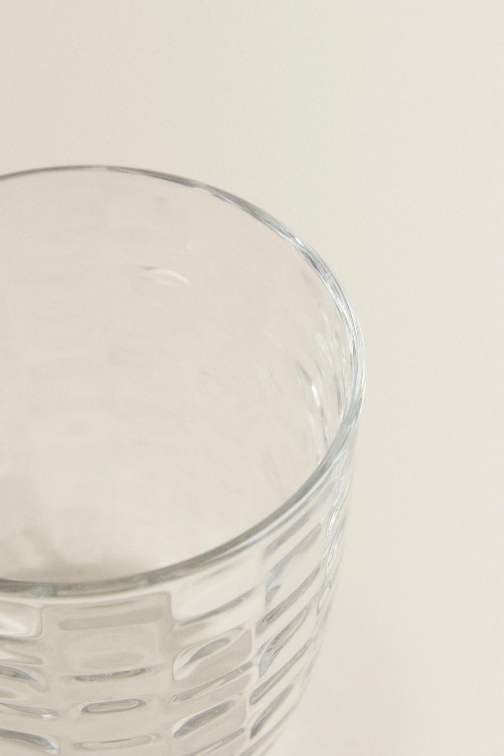 Стакан с рельефным узором квадрата