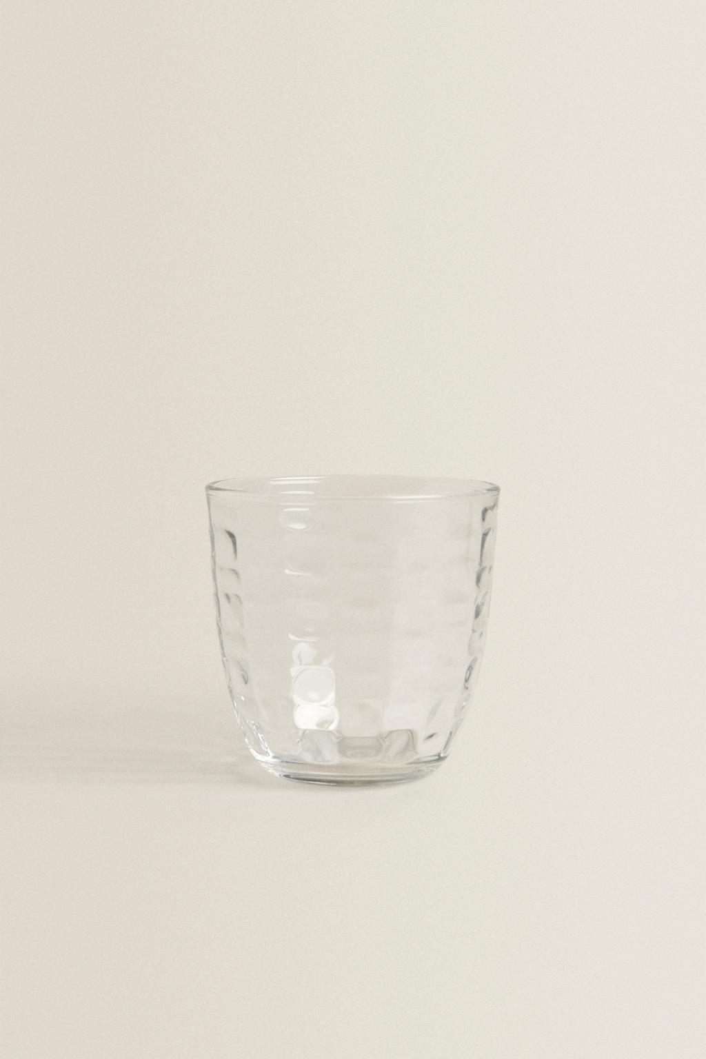 Стакан с рельефным узором квадрата