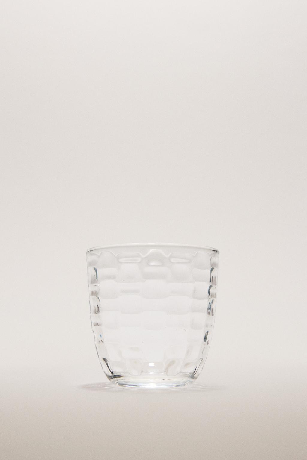 Стакан с рельефным узором квадрата