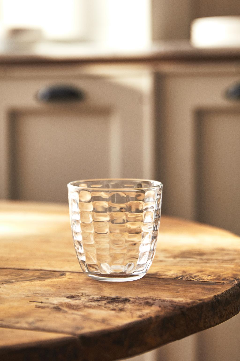 Стакан с рельефным узором квадрата