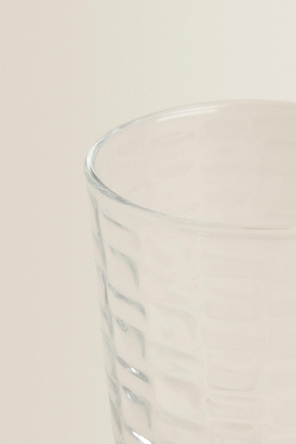 Стакан с рельефным квадратным узором