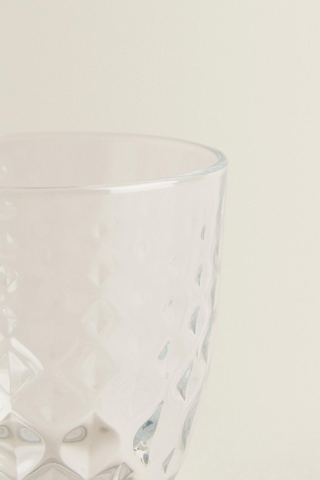 Стакан с рельефным дизайном