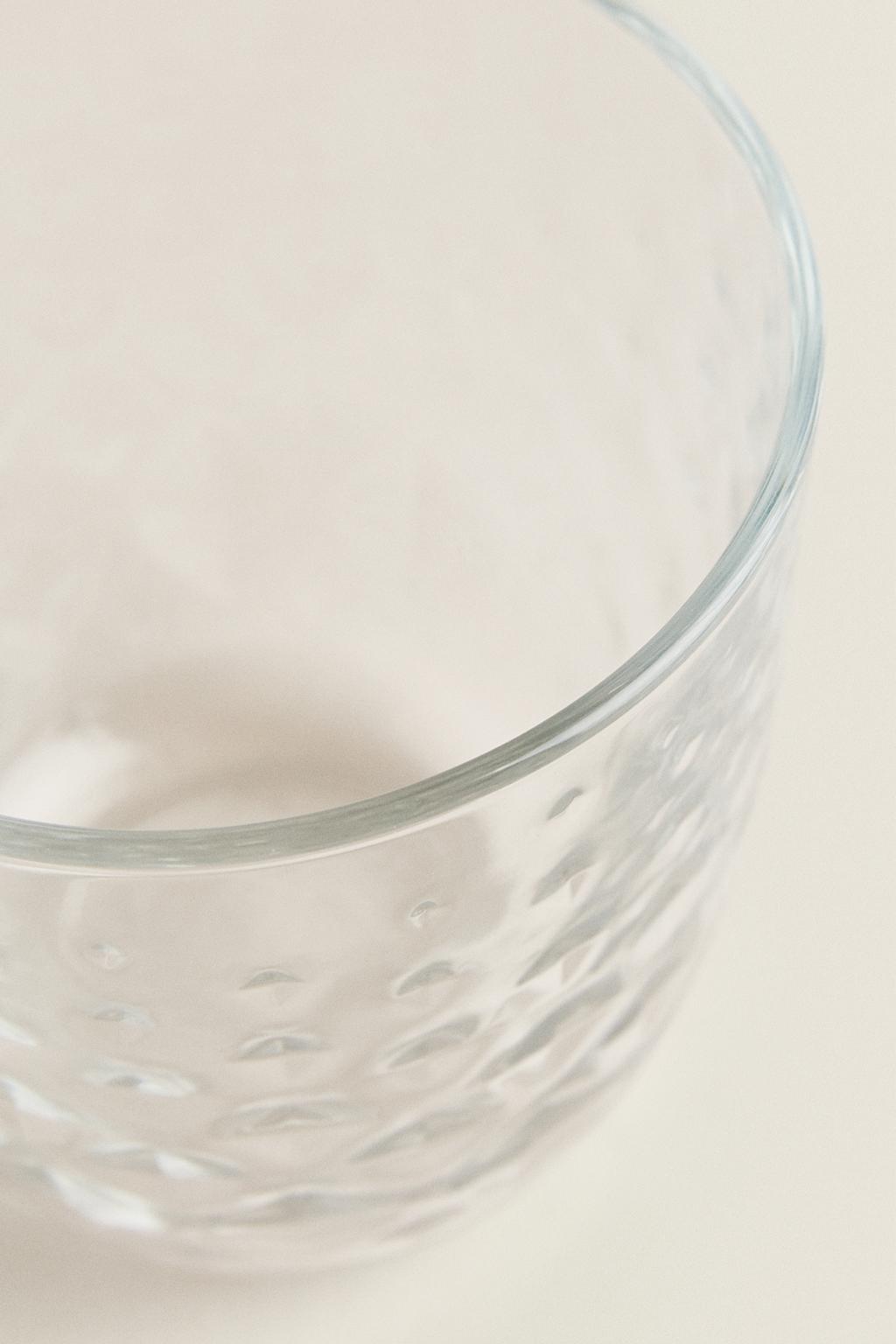 Стакан с рельефным дизайном